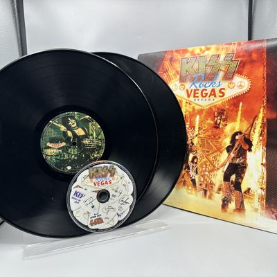 Kiss: Kiss Rocks Vegas (2016), 2 LPs and a DVD, tri-fold cover, cover shows some wear
