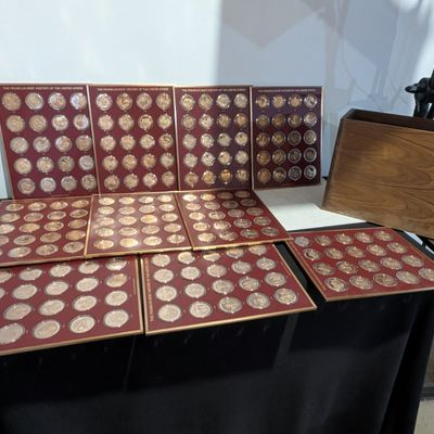 Sale Photo Thumbnail #241: Moments in History from 1776-1975 Vintage Bronze Commem Medal Collection in Capsules & Display Box (200 PROOF Medals) - NEAT SET!!