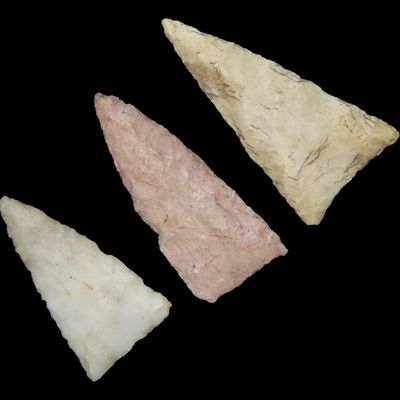 Sale Photo Thumbnail #190: Lot of 3 Triangular Bird Points, Iowa