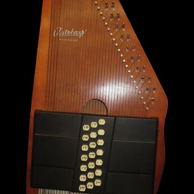 Sale Photo Thumbnail #404: 23 1/2" x 12" Oscar Schmidt Autoharp with Case, Great Condition