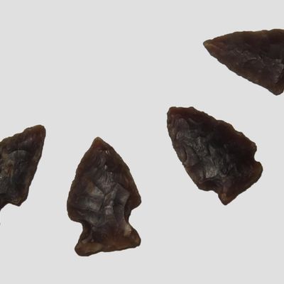Sale Photo Thumbnail #83: Lot of 4 Well-Made Knife River Bird Points, Dakotas