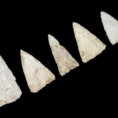 Sale Photo Thumbnail #101: Lot of 5 Well-Made Triangular Bird Points, Crable Site, Fulton Co., Illinois