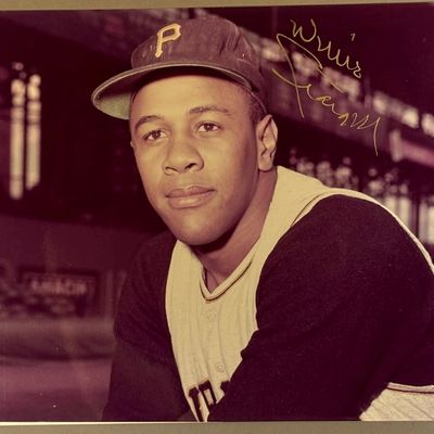 Pittsburgh Pirates Willie Stargell Signed 8x10 HOF