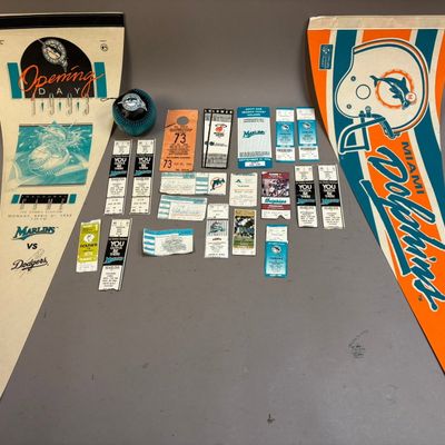 Lot 23 Florida Marlins Miami Dolphins Pennants