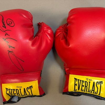 Sugar Ray Leonard Signed Everlast Boxing Glove