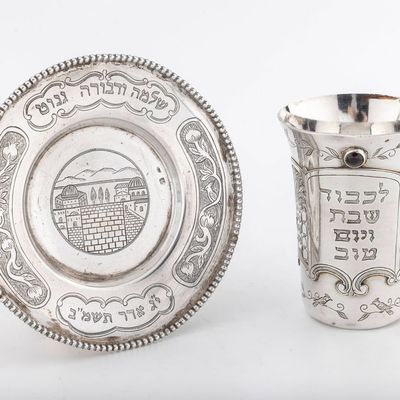 A STERLING SILVER KIDDUSH CUP AND UNDERPLATE BY SHUKI FRIEMAN. Israel, c. 1990