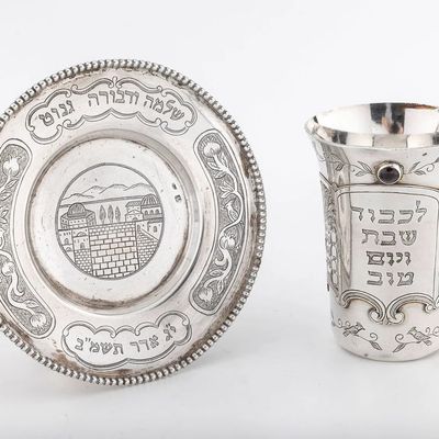 A STERLING SILVER KIDDUSH CUP AND UNDERPLATE BY SHUKI FRIEMAN. Israel, c. 1990