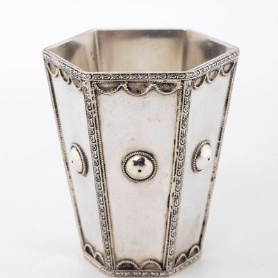 STERLING SILVER KIDDUSH CUP BY MICHAEL ENDE. Jerusalem, c. 1980. Beaker form. Six sided construction
