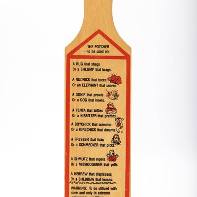 THE POTCHER; Yiddish humor wooden wall plaque. USA, c. 1960
