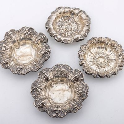 A GROUP OF FOUR STERLING SILVER SMALL BOWLS/BUTTER PATS