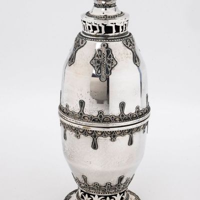 A LARGE STERLING SILVER ETROG CONTAINER. Israel, last half 20th century.