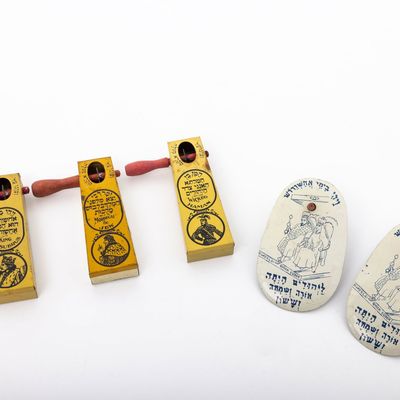 A COLLECTION OF FIVE PRINTED TIN GRAGGERS
