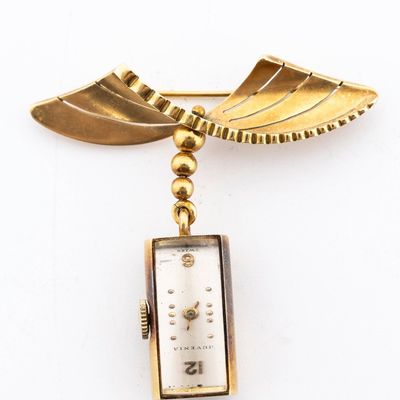 AN 18K GOLD BROOCHE WITH A DECO WATCH.