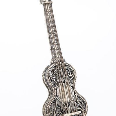 A STERLING SILVER GUITAR SHAPED FILIGREE BESAMIM HOLDER. Israel, modern