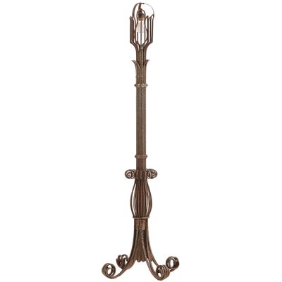 ITALIAN ART DECO HAND HAMMERED IRON FLOOR LAMP C 1940 HAVING SCROLL FORM BASE.