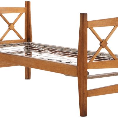 AN OAK DAY BED HAVING X-FORM DESIGN IN THE STYLE OF JEAN ROYERE CIRCA 1940.