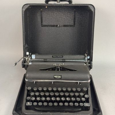 Royal Quiet De Luxe Crinkle Portable Typewriter