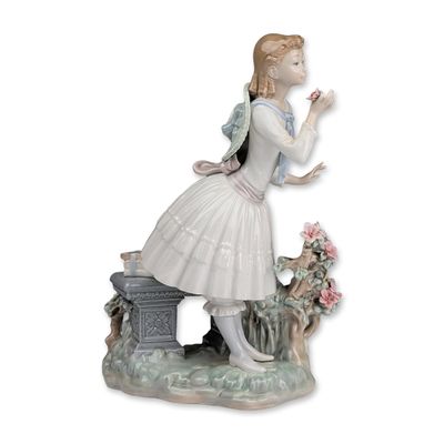 Lladro Porcelain Figurine, Exquisite Scent 01001313