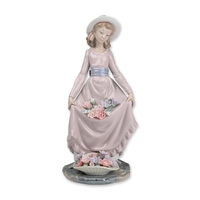 Lladro Porcelain Figurine, Flower Curtsey 01005027