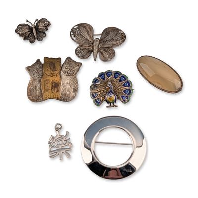 7pc Collection of Vintage Jewelry Brooches and Pendant