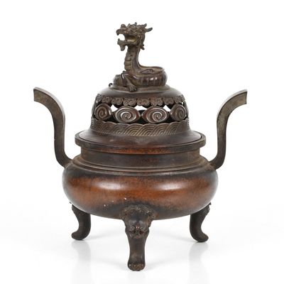 Sale Photo Thumbnail #163: An Archaic Style Chinese Bronze Ding With Cover