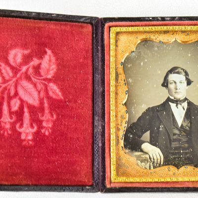 DAGUERREOTYPE OF SUITED YOUNG MAN