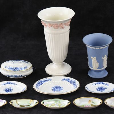 ASSORTMENT OF CERAMIC VASES AND DISHES: WEDGWOOD, BAVARIA, ROYAL MUNICH