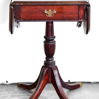 DUNCAN PHYFE STYLE DROP-LEAF PEDESTAL SIDE TABLE