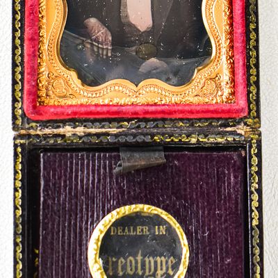 MASCHER'S MAGNIFYING CASE WITH DAGUERREOTYPE