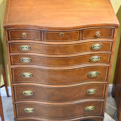 HEPPLEWHITE-STYLE CHEST OF DRAWERS