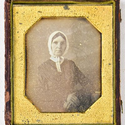 HALF-CASED DAGUERREOTYPE OF VICTORIAN-ERA WOMAN
