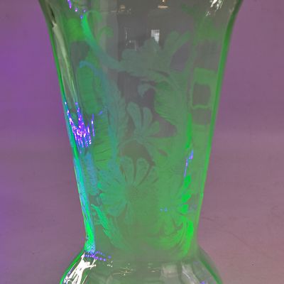 PADEN CITY 'DAISY' URANIUM GLASS VASE