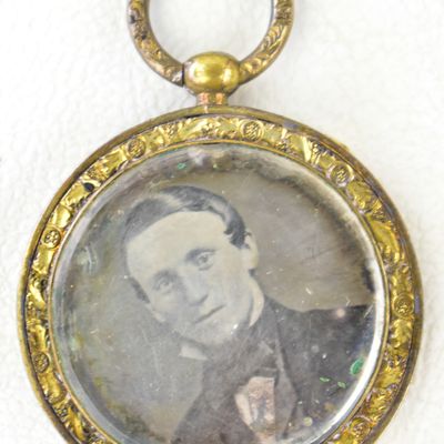 VICTORIAN PHOTOGRAPHIC PORTRAIT LOCKET FOB