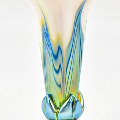 STEVEN AND JUSTIN LUNDBERG IRIDESCENT "MAGNOLIA" ART GLASS VASE