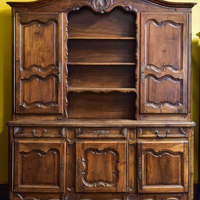 FRENCH PROVINCIAL STYLE HUTCH