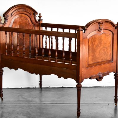 VICTORIAN WALNUT BABY CRIB