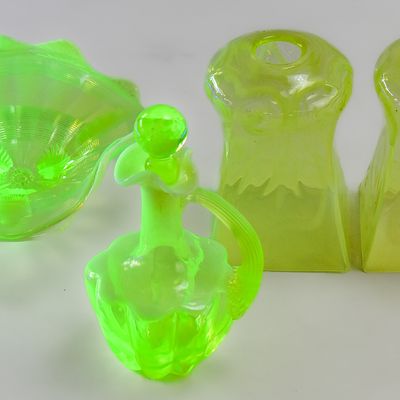 ASSORTMENT OF VASELINE GLASS: GIBSON & NORTHWOOD
