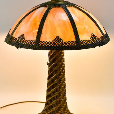 WOVEN PATTERN SLAG GLASS TABLE LAMP