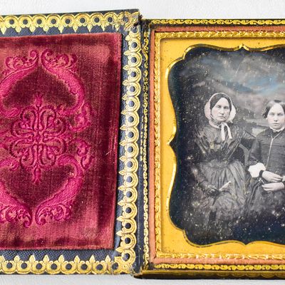 DAGUERREOTYPE IN BLACK LEATHER 1/4 BOOK PHOTOGRAPH CASE W/ MOTHER OF PEARL INLAY