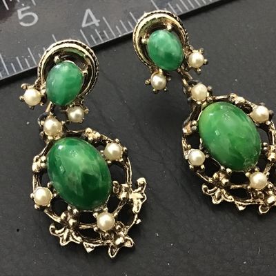 Green Glass Vintage Earrings Screw Back In Gold Tone With Sea pearl