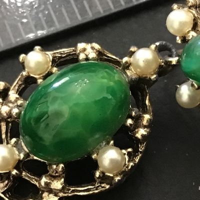 Green Glass Vintage Earrings Screw Back In Gold Tone With Sea pearl