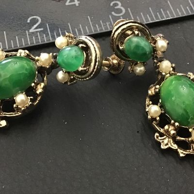 Green Glass Vintage Earrings Screw Back In Gold Tone With Sea pearl