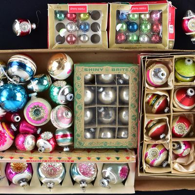 Sale Photo Thumbnail #191: CHRISTMAS TREE ORNAMENT ASSORMENT