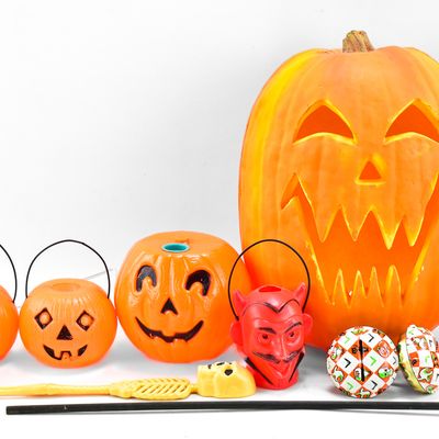 Sale Photo Thumbnail #105: ASSORTMENT OF HALLOWEEN DECOR: BLOW MOLDS, PUMPKINS, AND MORE