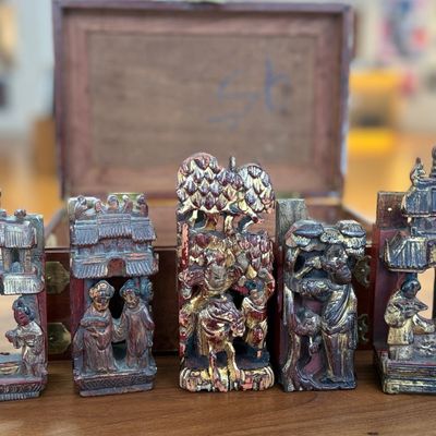 Sale Photo Thumbnail #9: CHINESE FIGURATIVE PANELS IN CHEST