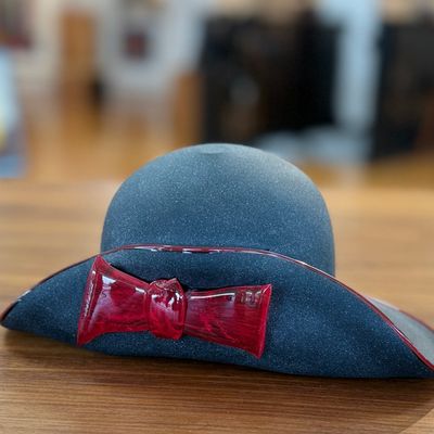 Sale Photo Thumbnail #3: GLASS SCULPTURE, "HAT WITH BOW"