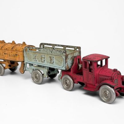 Sale Photo Thumbnail #144: Vintage Kenton Hardware Co. Cast Iron Tractor Trailer Toy Set