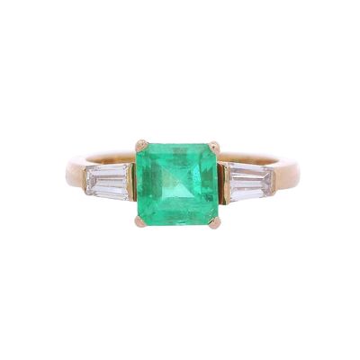 18kt yellow Gold Ring with Colombian Emerald & Diamonds