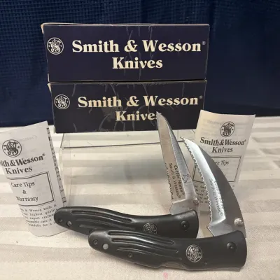 Smith & Wesson Cuttin’ Horse Folding Knife Set – CH004 Hawkbill & CH006SER Tando Serrated – Boxed 