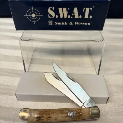 Smith & Wesson S.W.A.T. Bullseye Large Stag Trapper Pocket Knife (Model CH501ST). This classic two-b